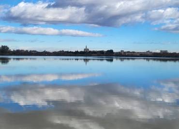 Point de vue sur les remparts d'Aigues-Mortes classé depuis l'étang de la Marette