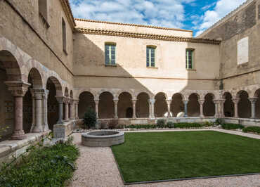 Le linteau de l'abbaye de Saint-Génis-des-Fontaines
