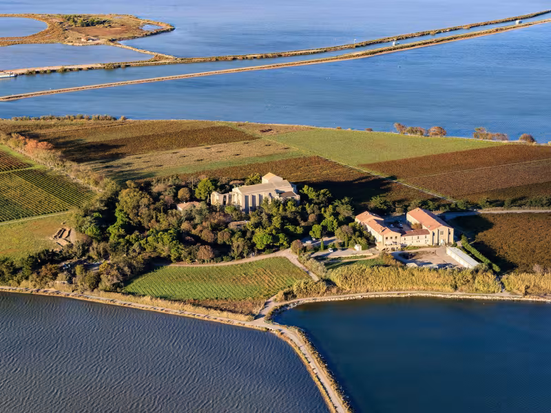La cathédrale St-Pierre de Maguelone posée sur une île