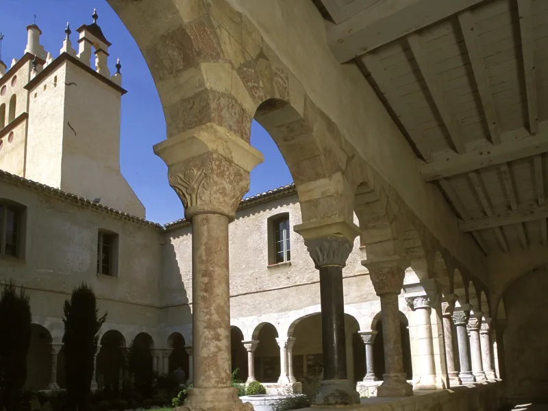 Le Cloître St-Genis à côté de l'Abbaye bénédictine de Saint-Genis-des-Fontaines