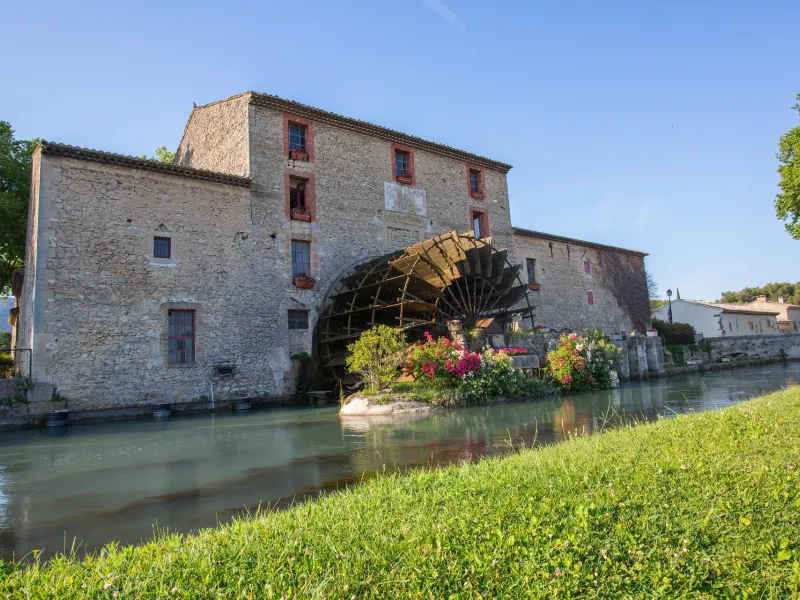 Village de Les Taillades, Luberon, moulin et sa roue