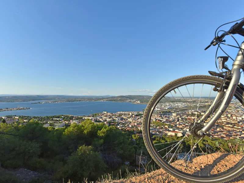 Panorama sur la ville de Sète et l'étang de Thau
