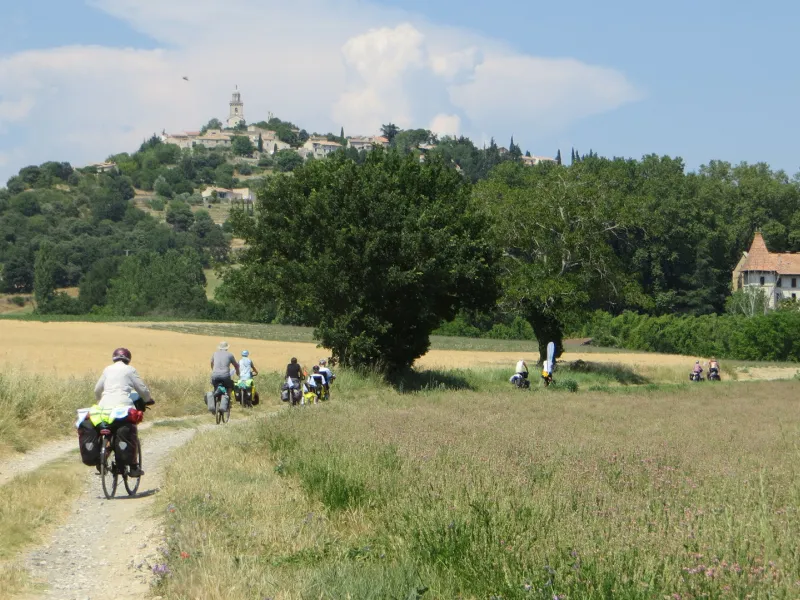 Village de Reillanne sur la Méditerranée à vélo