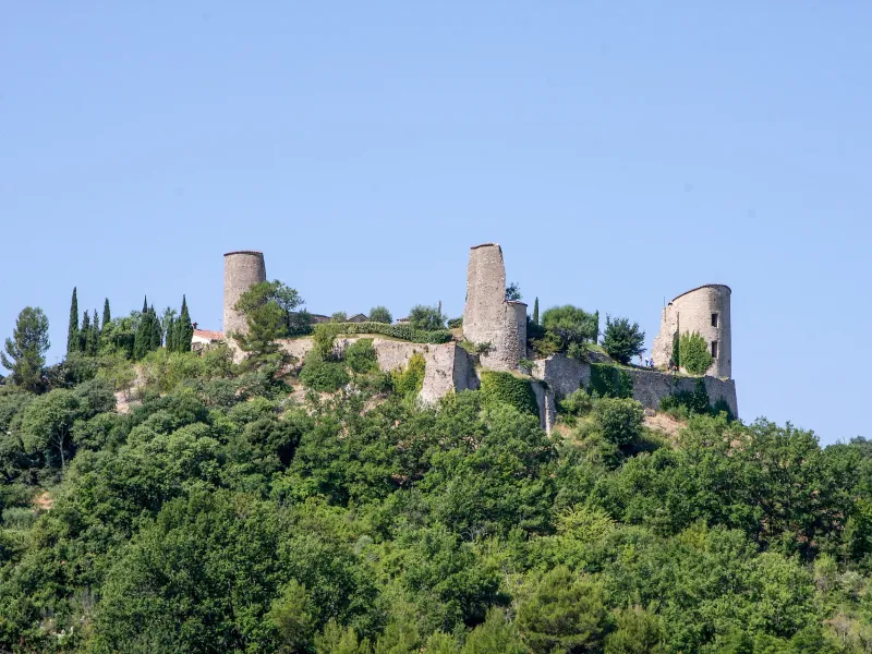 Fortifications du village perché de Pontèves sur La Méditerranée à vélo