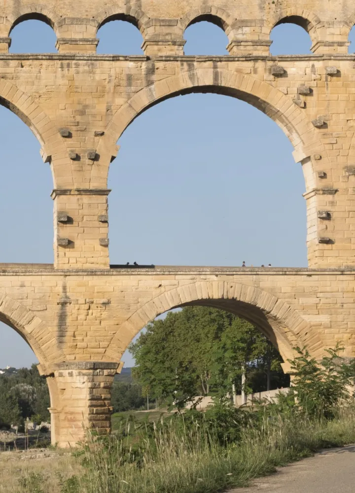Cycliste et pont du Gard