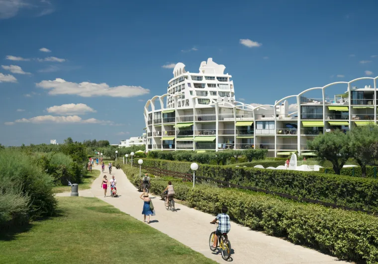 Cyclistes sur la Promenade des Dunes dans le quartier de la Motte du Couchant