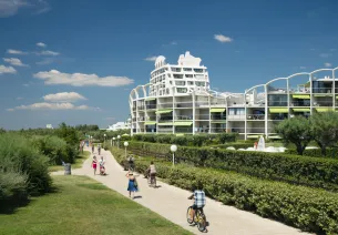 Cyclistes sur la Promenade des Dunes dans le quartier de la Motte du Couchant