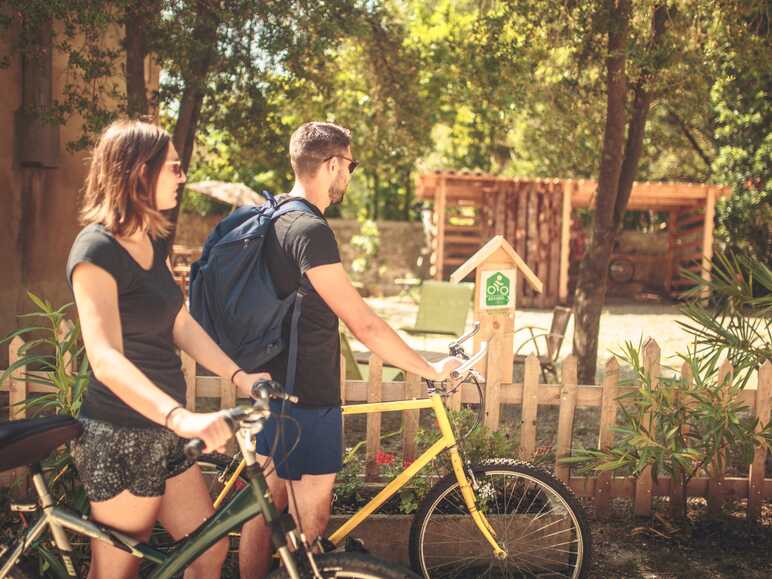 Cyclistes devant un hébergement Accueil Vélo