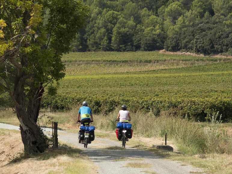 Cyclistes itinérants entre Lorgues et St-Martin de Pallières