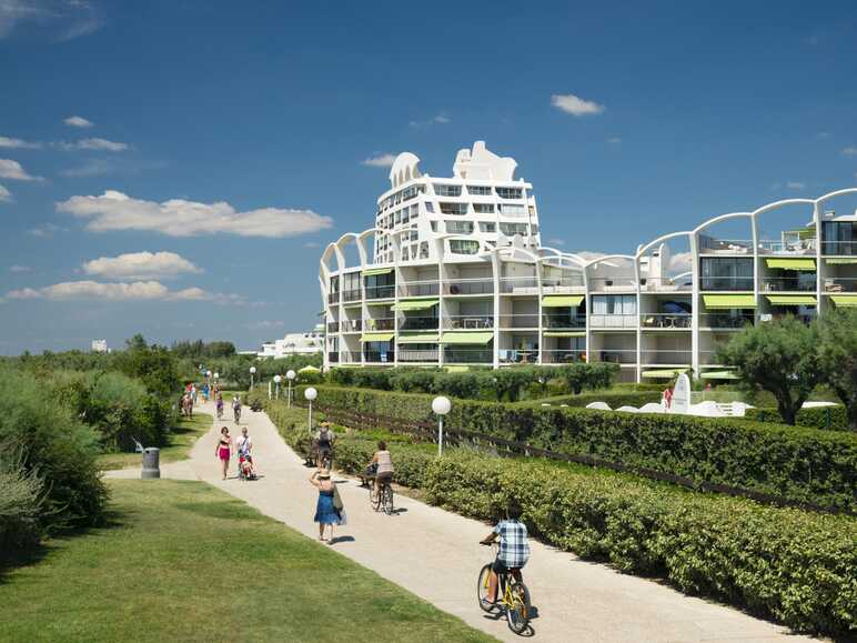 Cyclistes sur la Promenade des Dunes dans le quartier de la Motte du Couchant