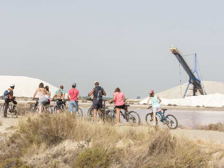 Cyclistes dans les salins